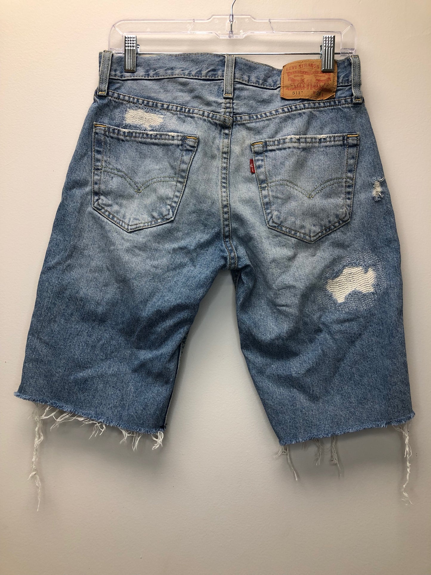 29w Levi's denim distressed Shorts