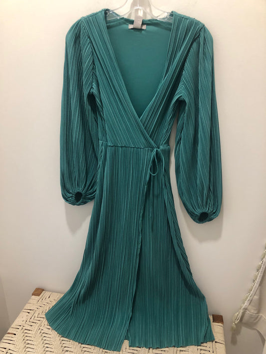 H & M Adult Size xs Green Ribbed Dress
