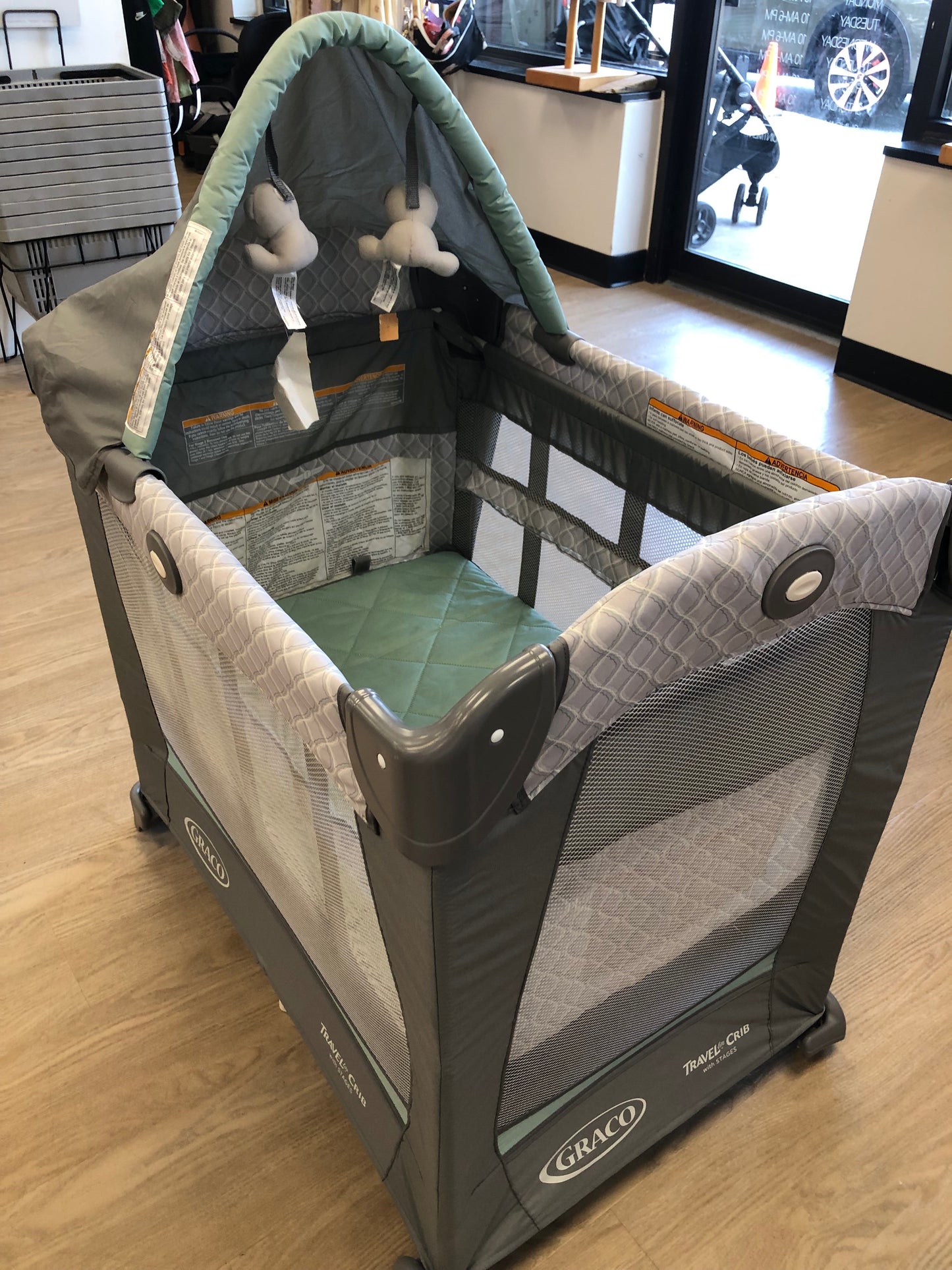 Graco gray print pack & play (travel lite crib)