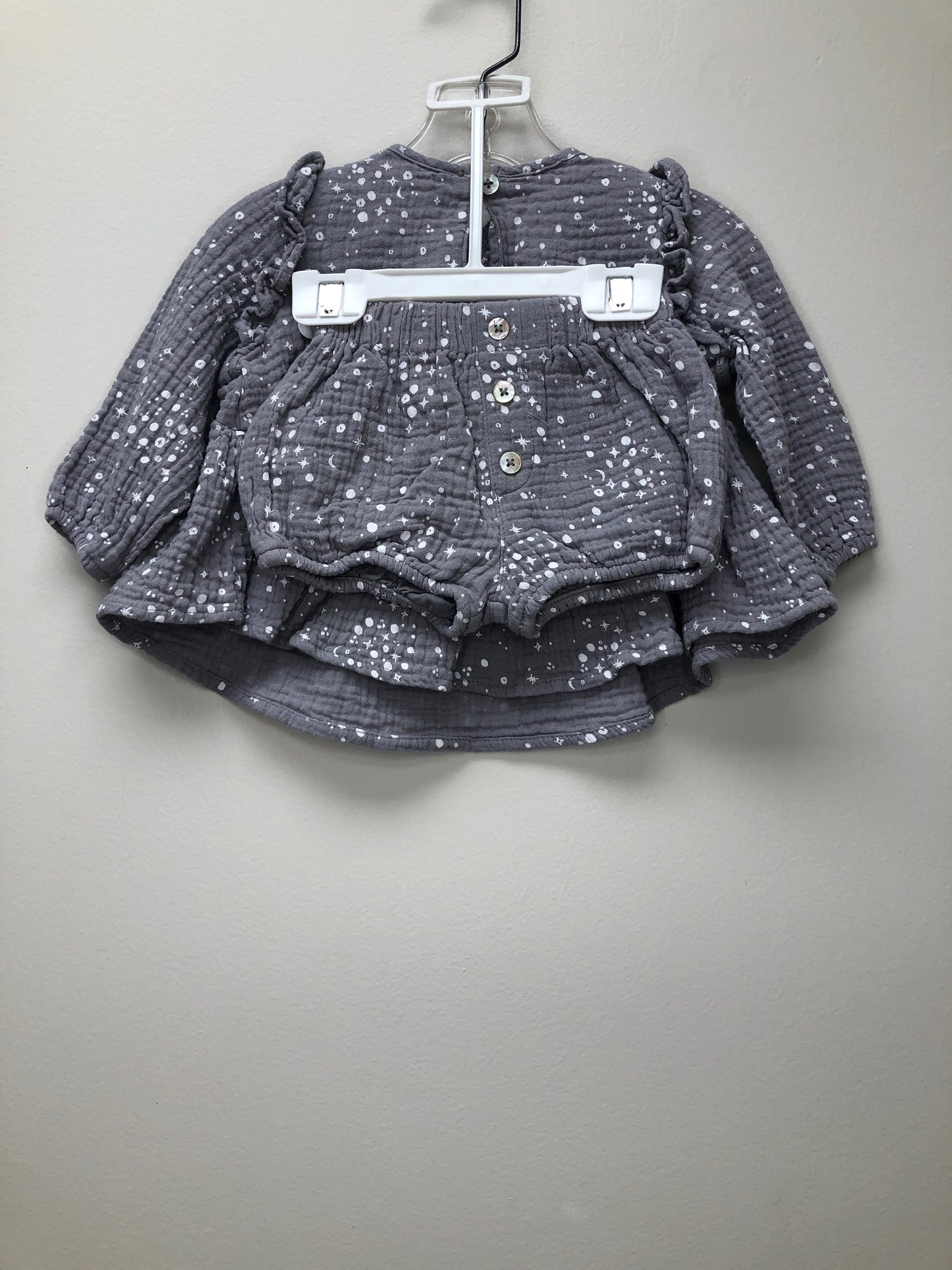 6-12m Rylee & Cru gray print 2 PC Ensembles
